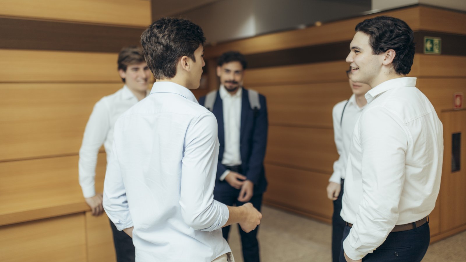 Detalhe de material de apresentação sendo discutido pela equipe