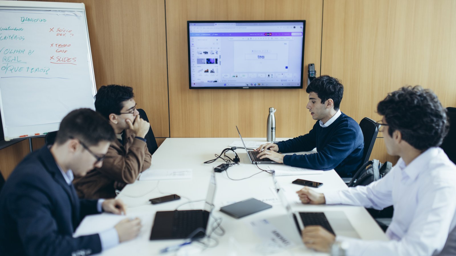 Equipe se preparando para apresentar sua solução do caso