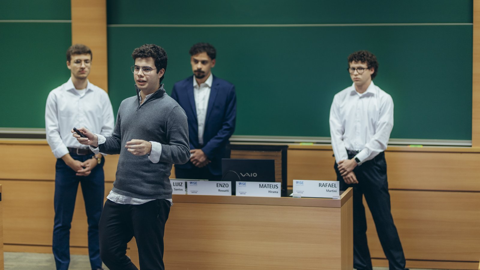 Integrante de equipe apresentando a solução de um caso à banca